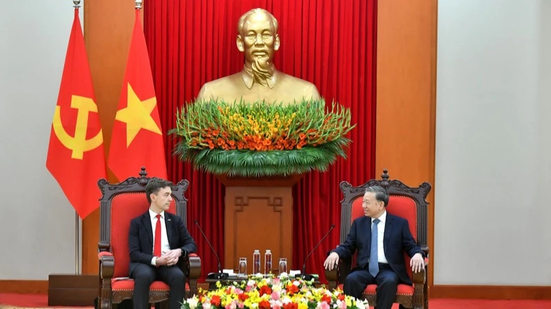 苏林总书记会见欧盟驻越南大使朱利安·格里尔。
