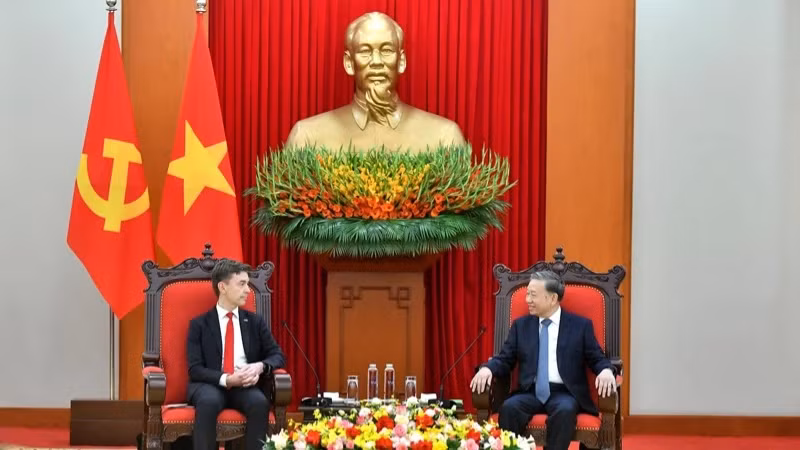 苏林总书记会见欧盟驻越南大使朱利安·格里尔。