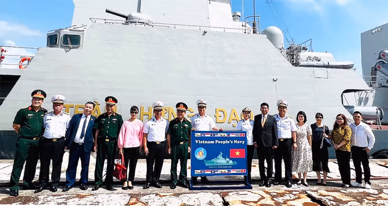 黄辉钟大使同各位代表合影。（图片来源：人民军队报）