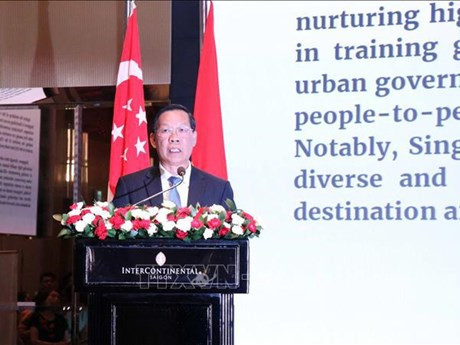胡志明市人民委员会主席潘文买。