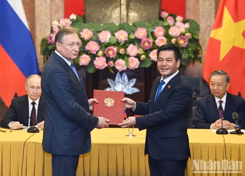 苏林主席和普京总统出席两国各部委和行业之间合作文件的移交仪式。