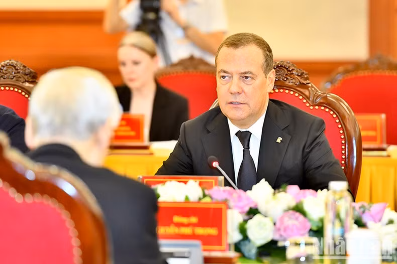 统一俄罗斯党主席、俄罗斯联邦安全会议副主席德米特里·梅德韦杰夫发表讲话。