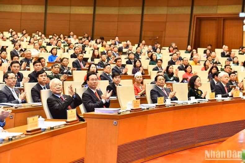 越共中央总书记阮富仲和党及国家领导出席会议。
