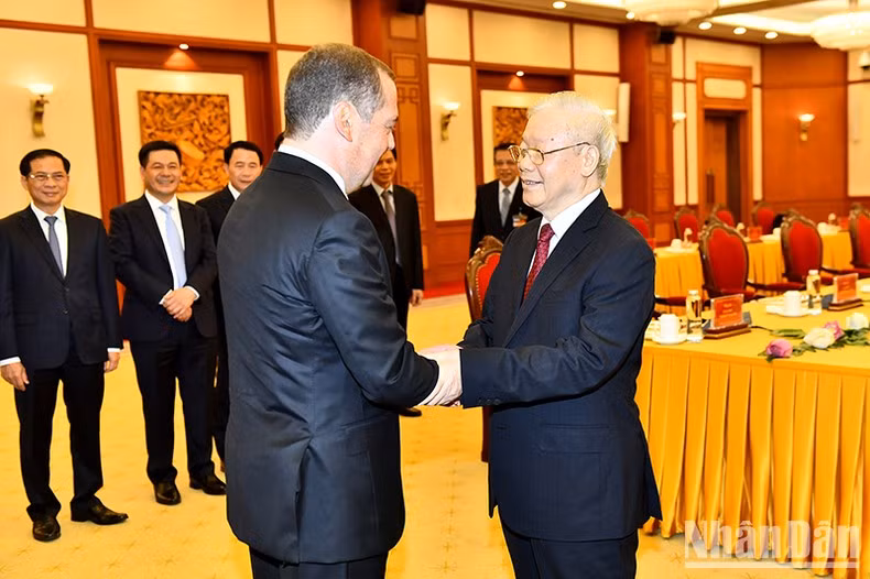 越共中央总书记阮富仲欢迎统一俄罗斯党主席、俄罗斯联邦安全会议副主席德米特里·梅德韦杰夫。