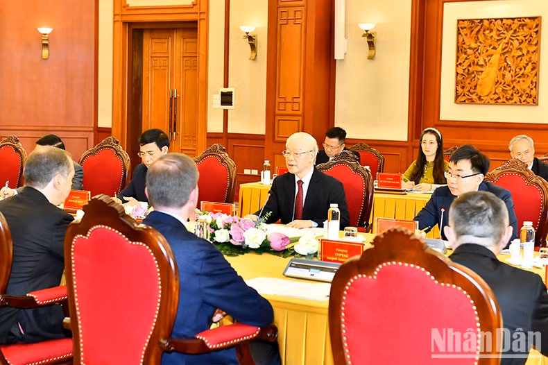 阮富仲总书记发表讲话。