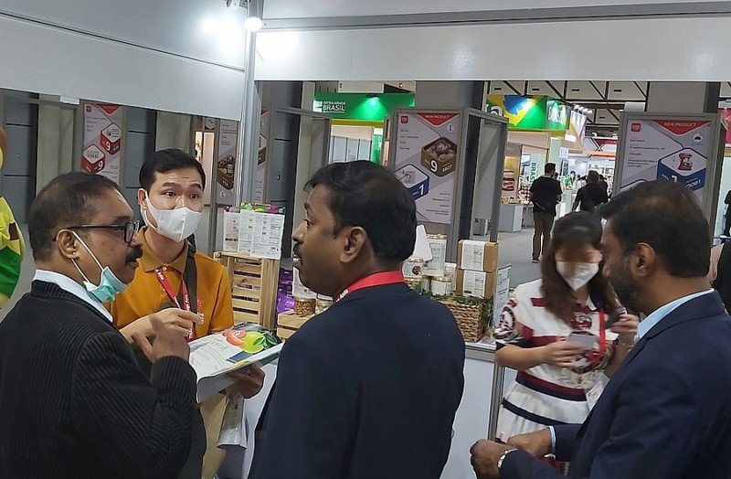 某家越南企业向客户推介产品。