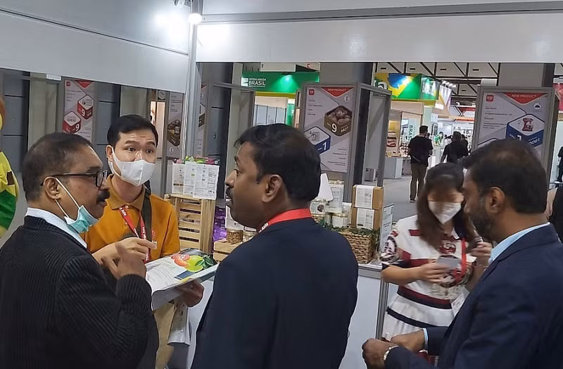 某家越南企业向客户推介产品。