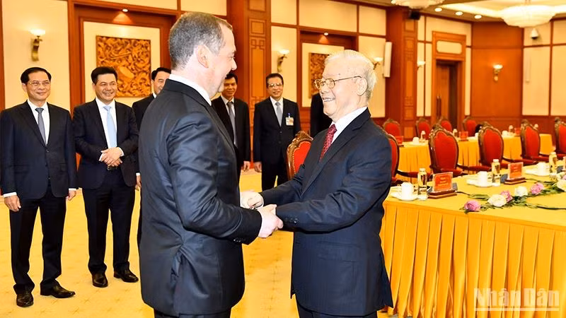 越共中央总书记阮富仲同统俄党主席、俄罗斯联邦安全会议副主席梅德韦杰夫举行会谈。（登科 摄）