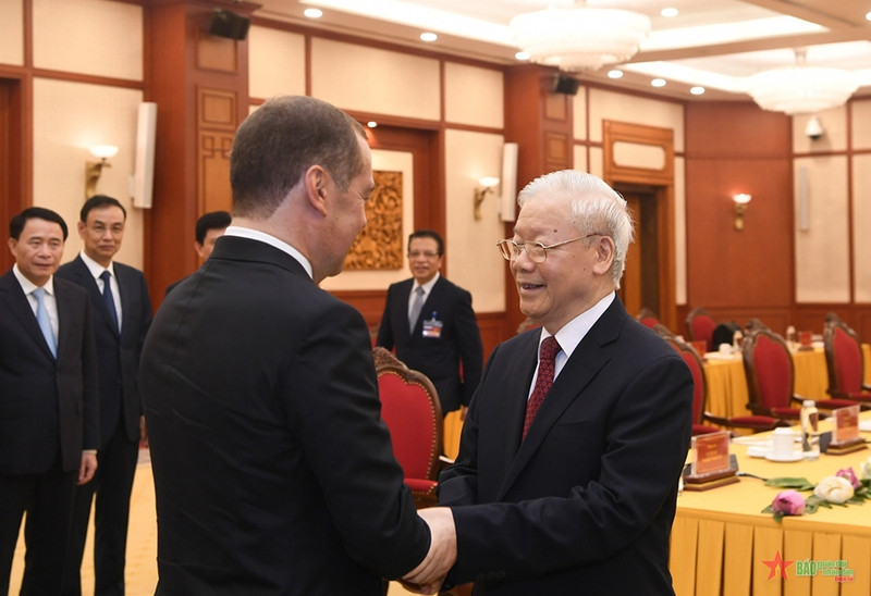 越共中央总书记阮富仲同统俄党主席、俄罗斯联邦安全会议副主席梅德韦杰夫。
