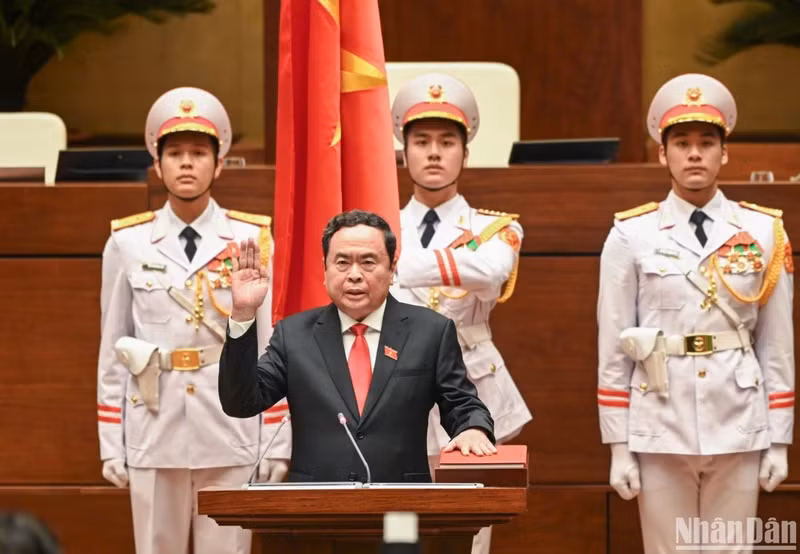 陈青敏同志当选第十五届国会主席。