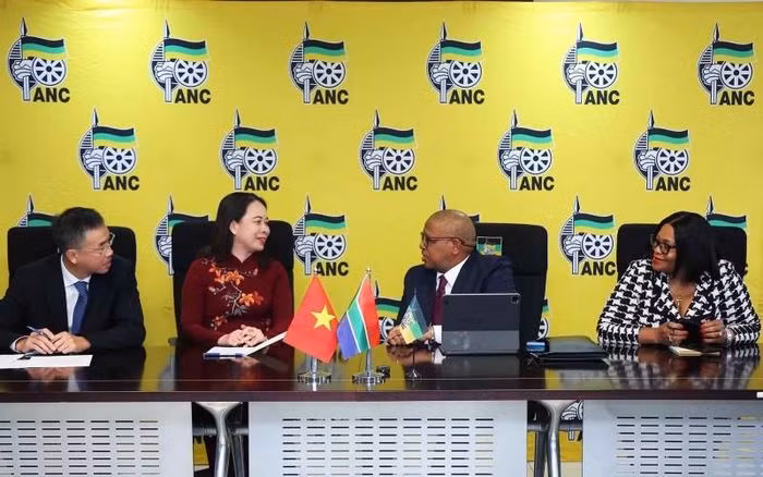 越南国家副主席武氏映春（左二）与南非执政党非洲人国民大会 秘书长菲基莱·姆巴卢拉。