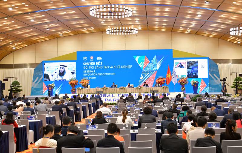 “创新与创业”第二场讨论会现场。