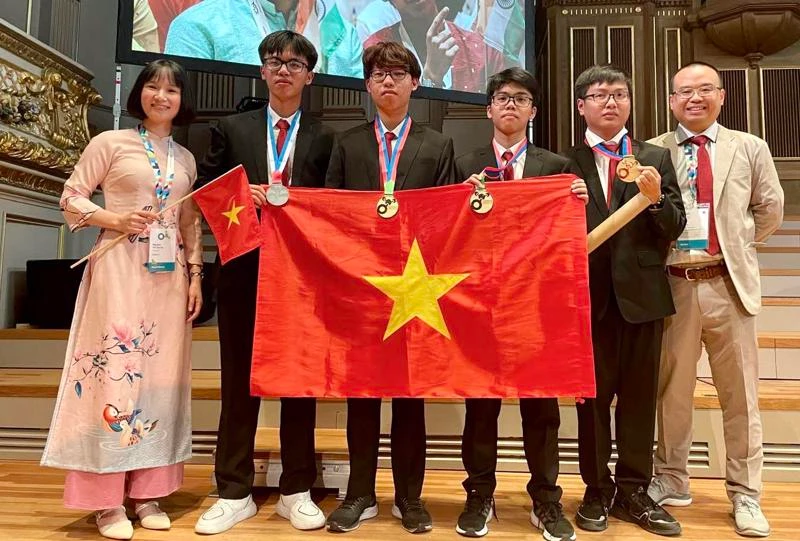 获奖越南学生合影。
