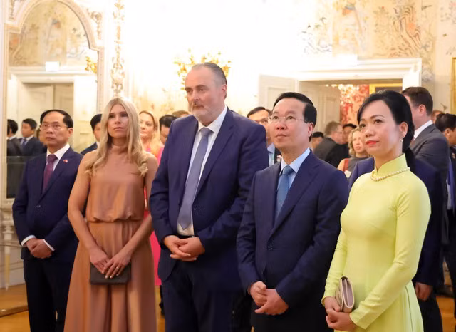 国家主席武文赏和夫人参观埃斯特哈希宫。