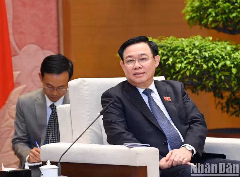 越南国会主席王廷惠发表讲话。