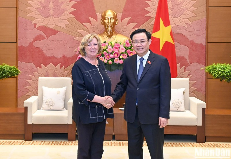越南国会主席王廷惠会见法国参议院法越友好议员小组主席。