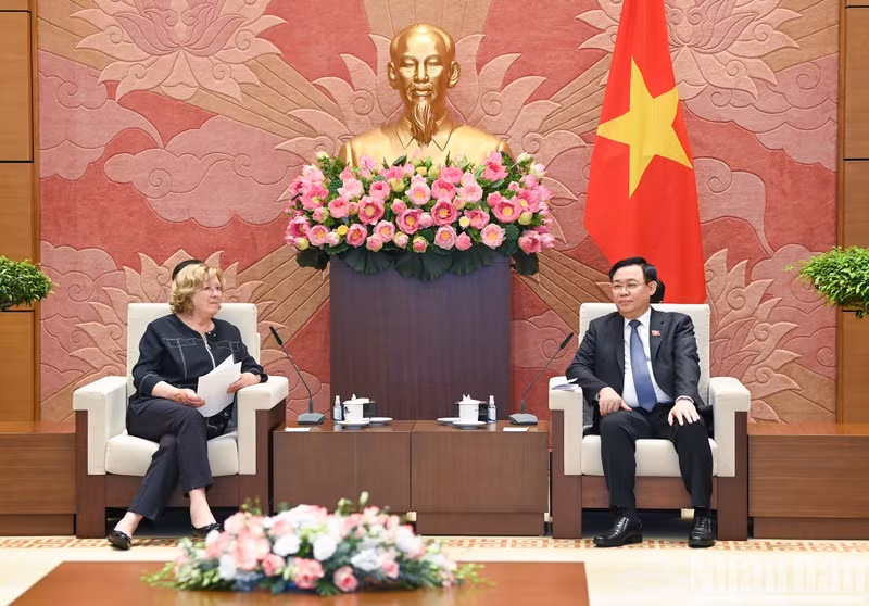 越南国会主席王廷惠与法国参议院法越友好议员小组主席凯瑟琳·德罗什。