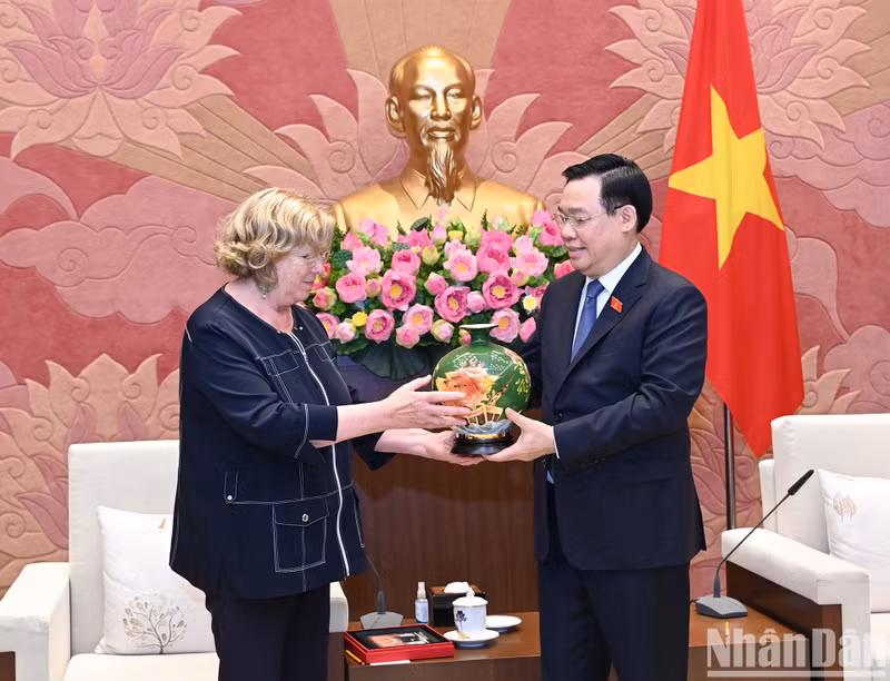 越南国会主席王廷惠向客人送礼。