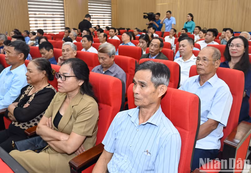 涂山郡选民聆听国会主席王廷惠讨论并答复各项建议。