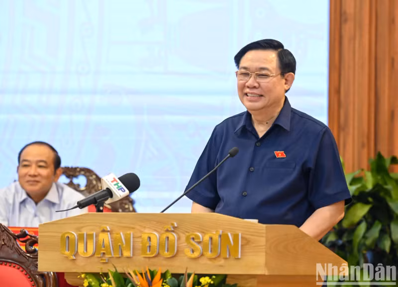 国会主席王廷惠发表讲话，交换并接受选民的意见和建议。