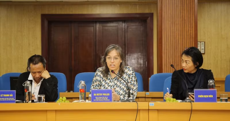 彭博慈善基金会公共卫生项目高级项目经理贝齐·富勒女士发表讲话。