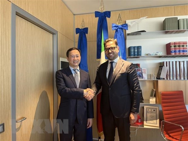 越南驻意大利大使杨海兴与普利亚大区主席Cera Napoleone握手。