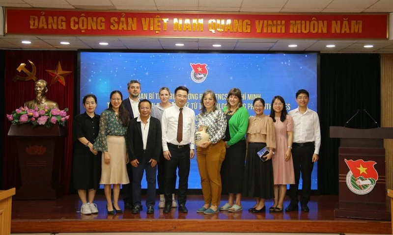 越南胡志明共青团中央书记处书记、越南青年国家委员会常务副主任阮祥林会见彭博慈善基金会代表团。