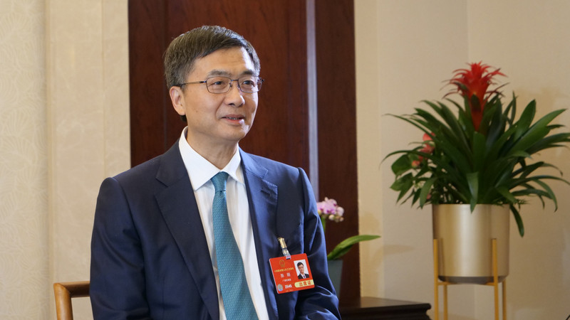 中国广西自治区党委书记陈刚接受本报驻华记者采访。