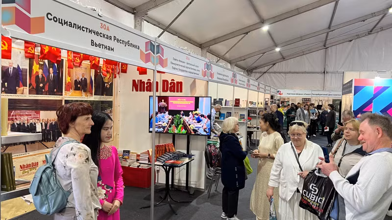 许多国际读者参观人民报社书籍和报刊展位。（玉云 摄）