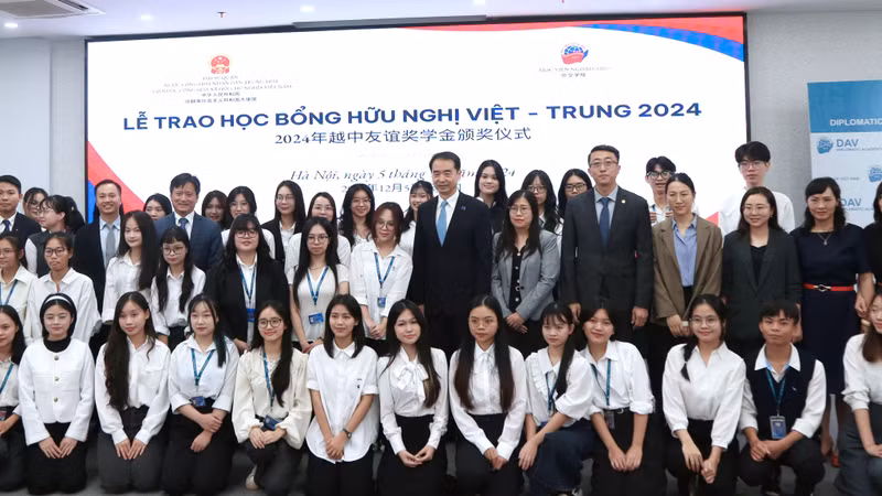何炜大使出席2024年越中友谊奖学金颁奖仪式。（图源：中国驻越南使馆）