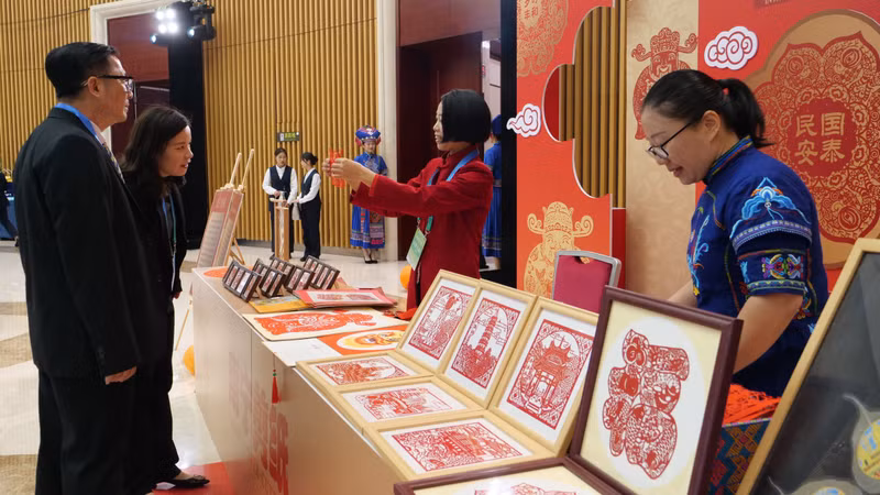 活动期间，各位代表体验当地非遗。