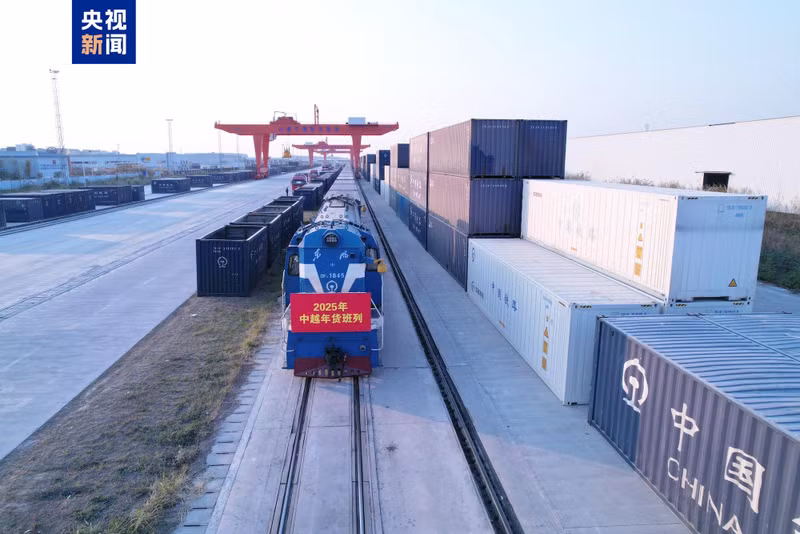 2025年1月15日，今年中国广西开行的首趟中越年货班列。（图源：中国央视新闻）