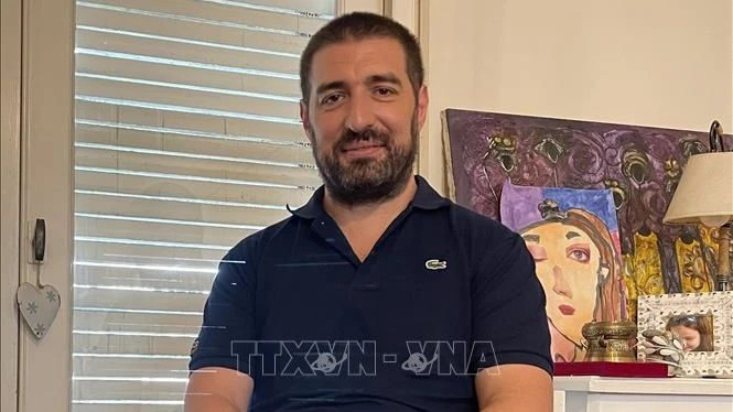 阿根廷国家广播电台东南亚问题事务研究专家、记者加斯顿·菲奥尔达。（图片来源：越通社）