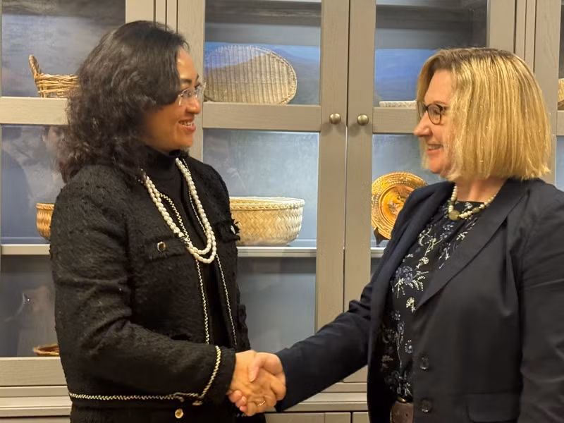 越南工贸部副部长潘氏胜与萨拉·埃勒曼女士。（图片来源：工贸部）