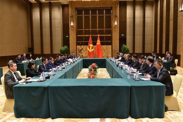 越共中央书记处书记、中央对外部部长黎怀忠与中共中央委员、对外联络部部长刘建超举行会谈。