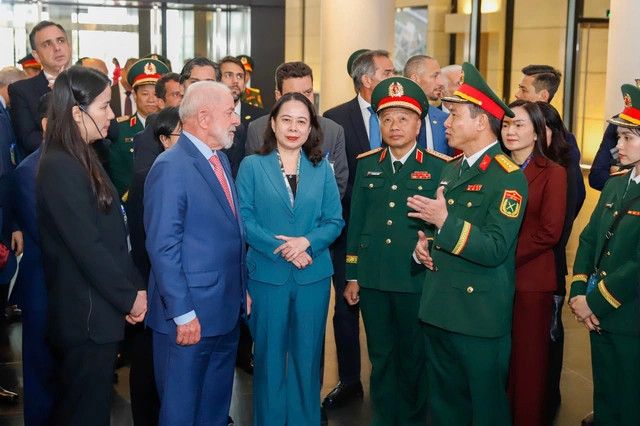 巴西总统卢拉参观越南军事历史博物馆。