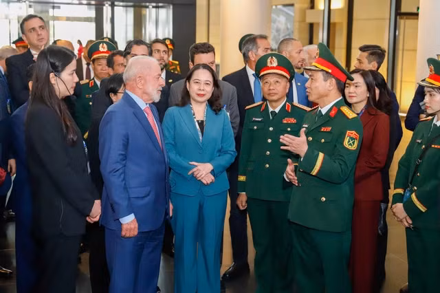 巴西总统卢拉参观越南军事历史博物馆。