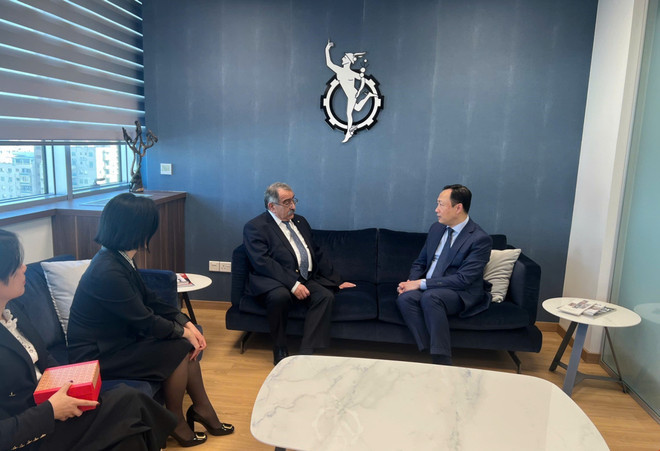 杨海兴大使（右）与塞浦路斯工商会主席斯塔夫罗斯·斯塔夫里乌斯。