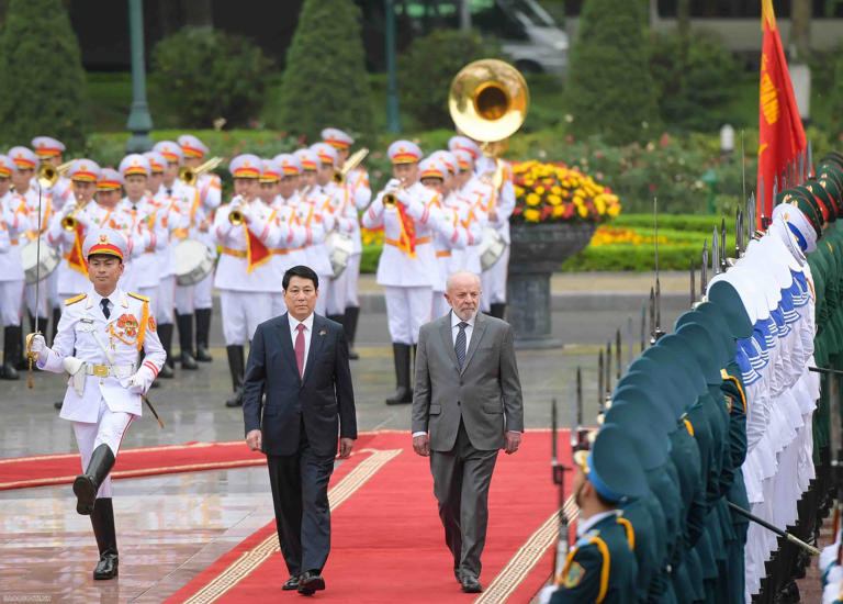 越南国家主席梁强同巴西总统路易斯·伊纳西奥·卢拉·达席尔瓦会谈前共同检阅仪仗队。