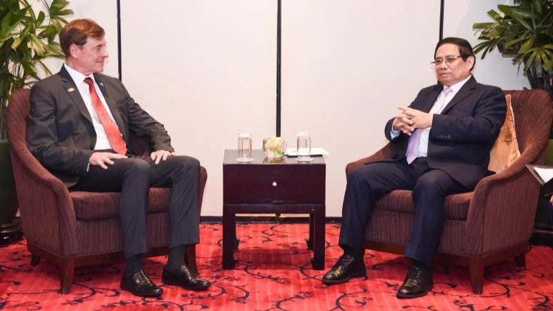 越南政府总理范明正会见巴航工业总裁内托。