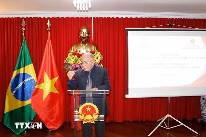 巴西越南友好协会秘书长佩德罗·德·奥利维拉发表讲话。