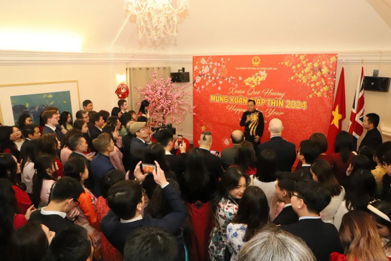 见面会场景。