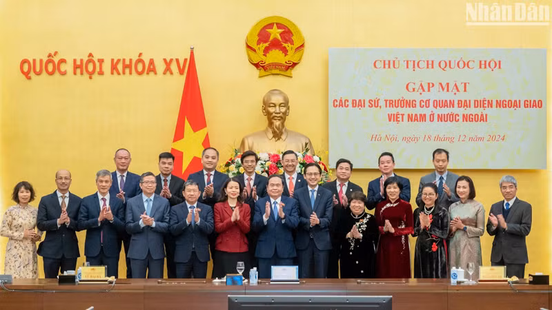 国会主席陈青敏会见越南驻外大使和代表机构首席代表。