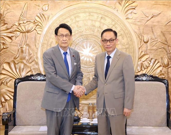 越共中央对外部部长黎怀忠会见日本自民党政务调查会长渡海纪三朗。