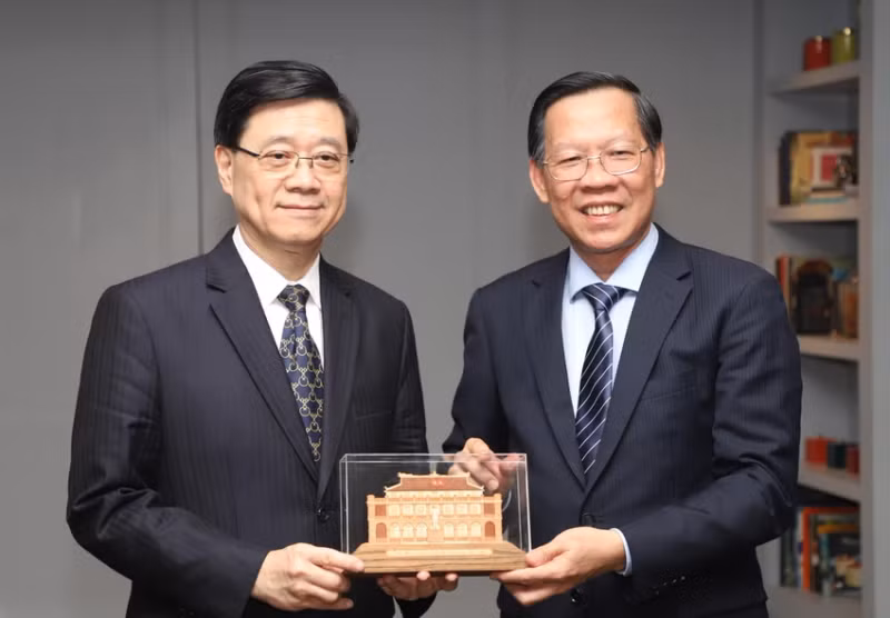胡志明市人民委员会主席潘文买与中国香港特别行政区行政长官李家超合影。