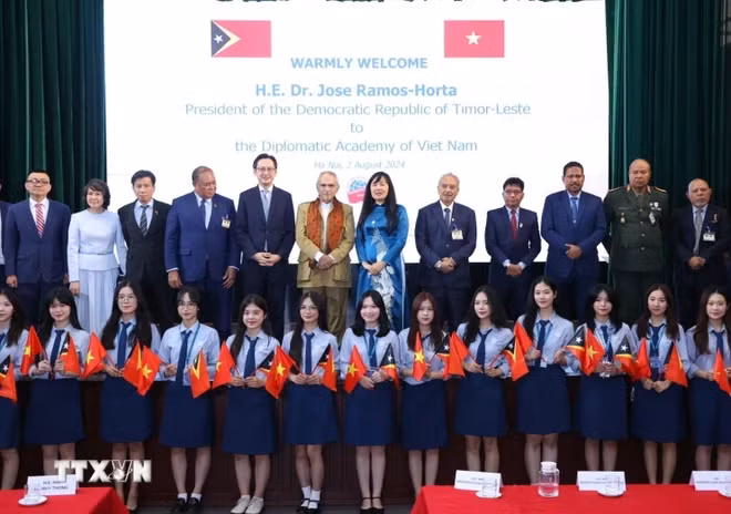 东帝汶总统若泽·拉莫斯·奥尔塔与越南外交学院大学生合影。