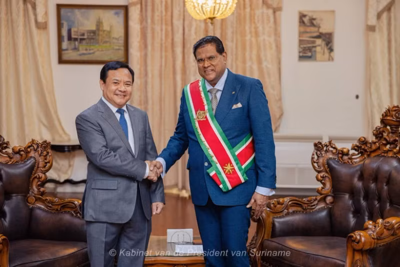 越南驻巴西大使兼任苏里南大使裴文毅和苏里南共和国总统昌德利卡佩尔萨德·单多吉。