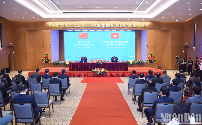 双边合作文件签署仪式场景。 双边合作文件签署仪式场景。