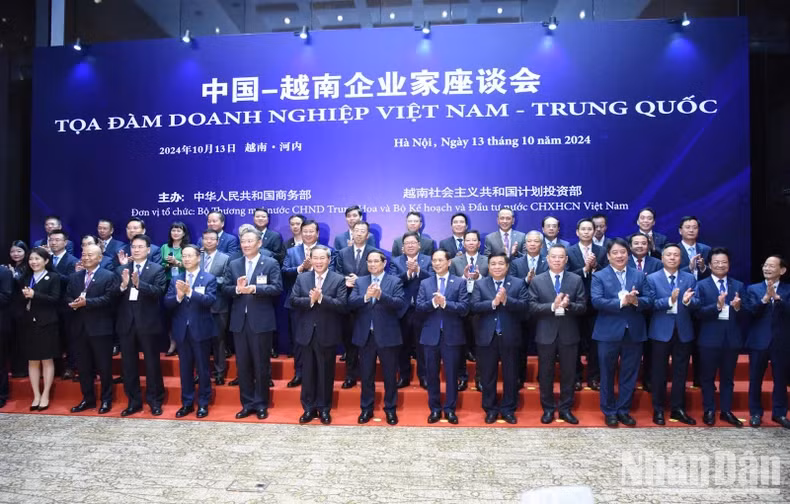 两位总理同双方代表合影。