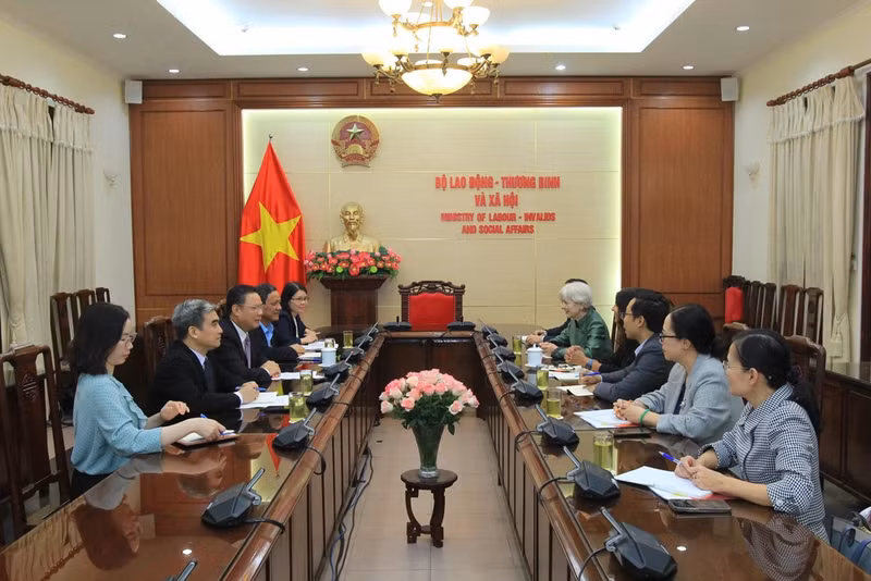 工作会谈场景。